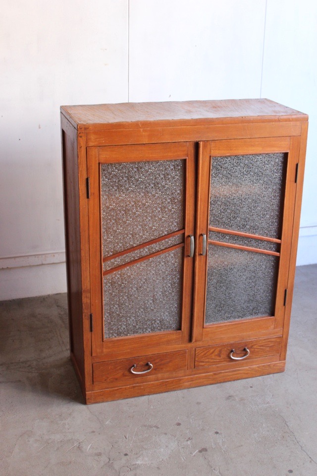 ダイヤガラスの戸棚