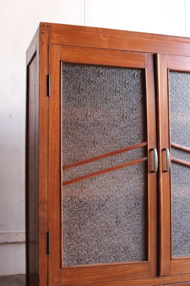 ダイヤガラスの戸棚