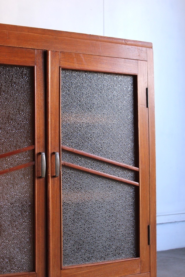 ダイヤガラスの戸棚