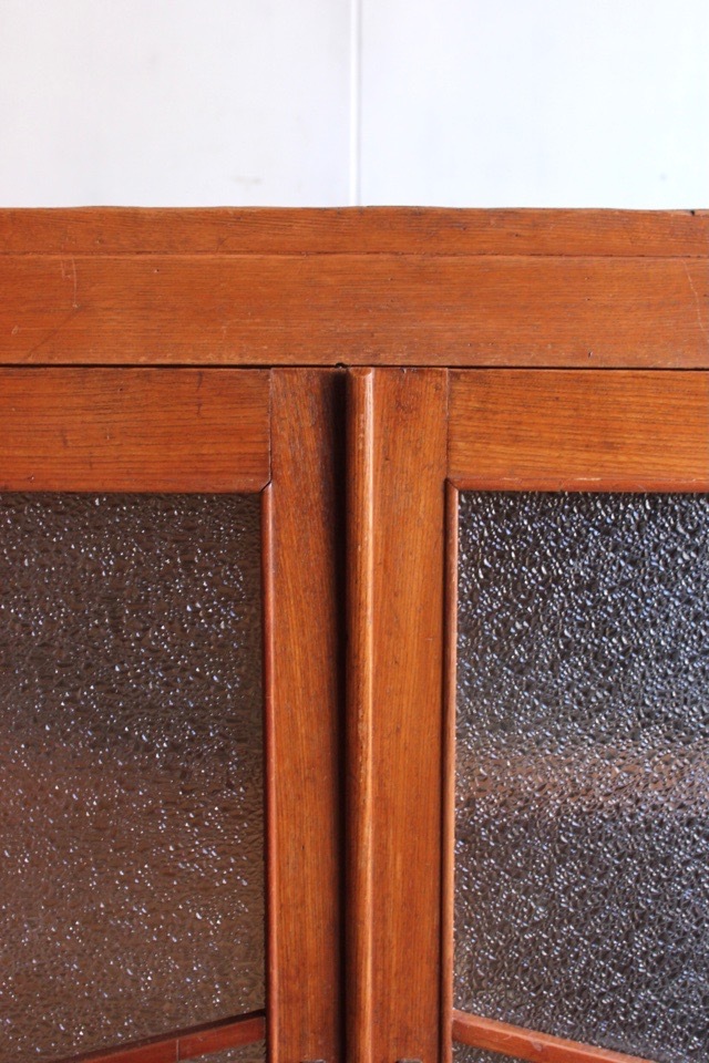 ダイヤガラスの戸棚