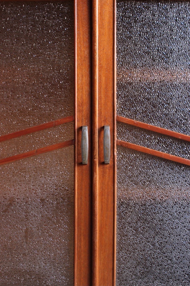 ダイヤガラスの戸棚