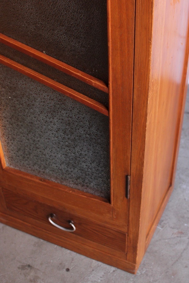 ダイヤガラスの戸棚