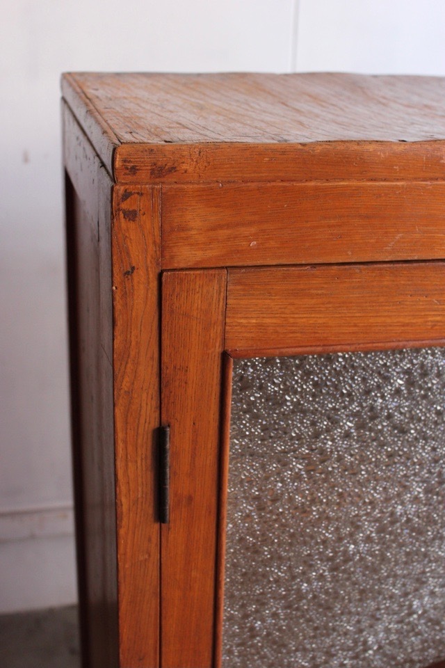 ダイヤガラスの戸棚