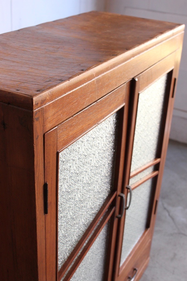 ダイヤガラスの戸棚