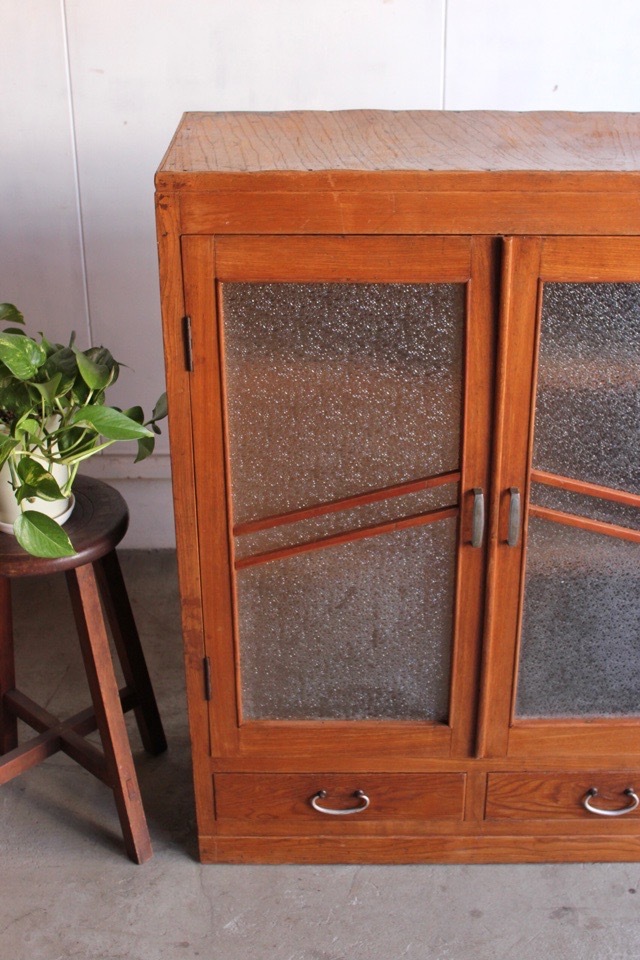 ダイヤガラスの戸棚