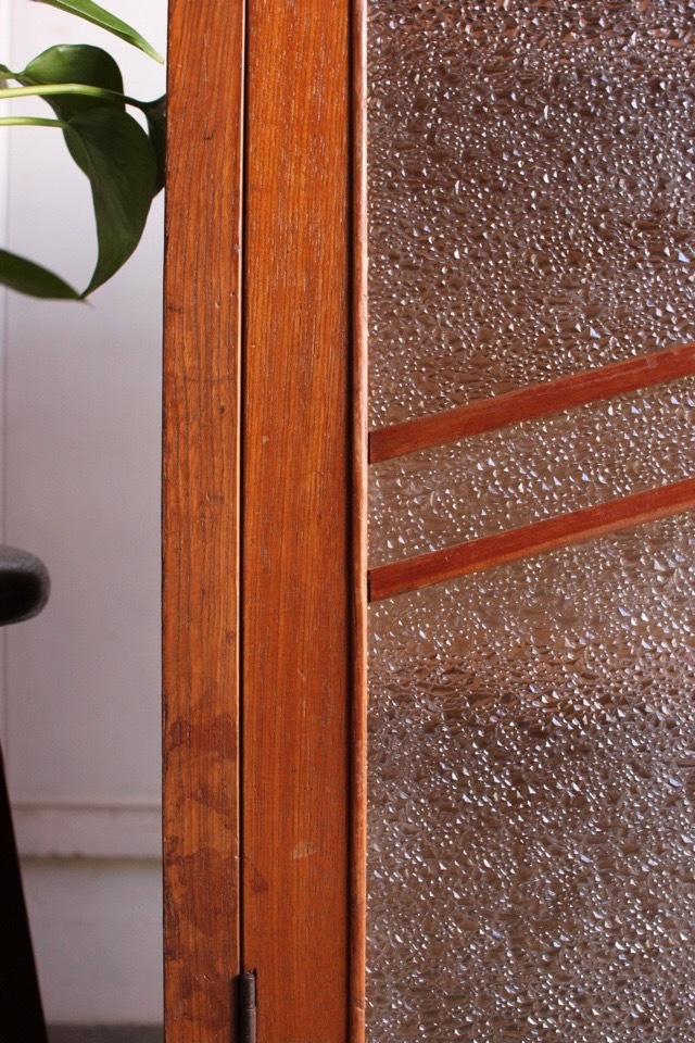 ダイヤガラスの戸棚