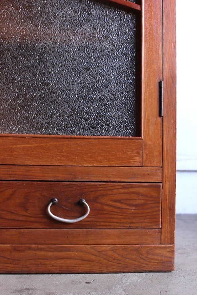 ダイヤガラスの戸棚