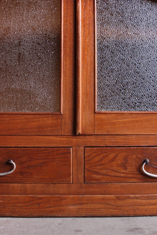 ダイヤガラスの戸棚