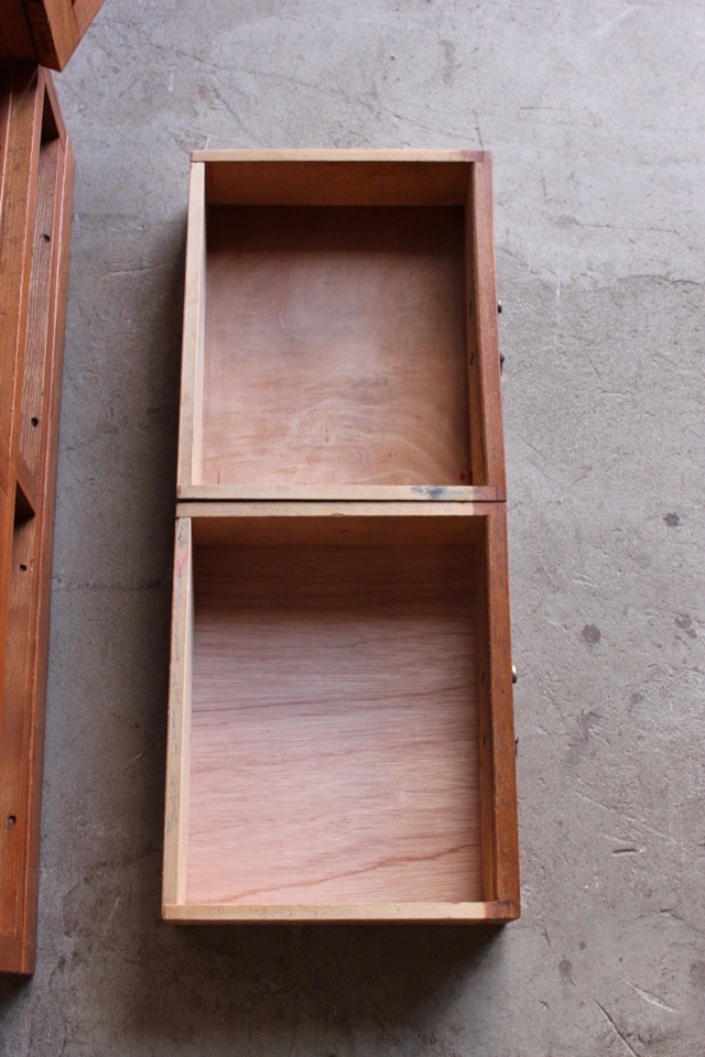 ダイヤガラスの戸棚