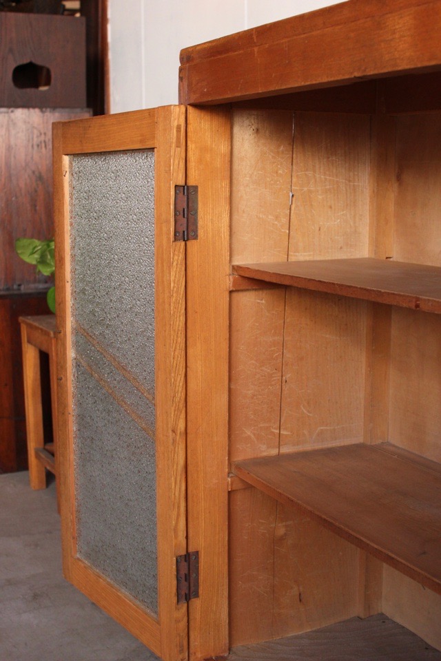 ダイヤガラスの戸棚