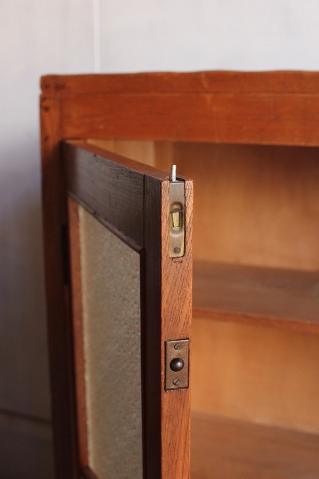 ダイヤガラスの戸棚