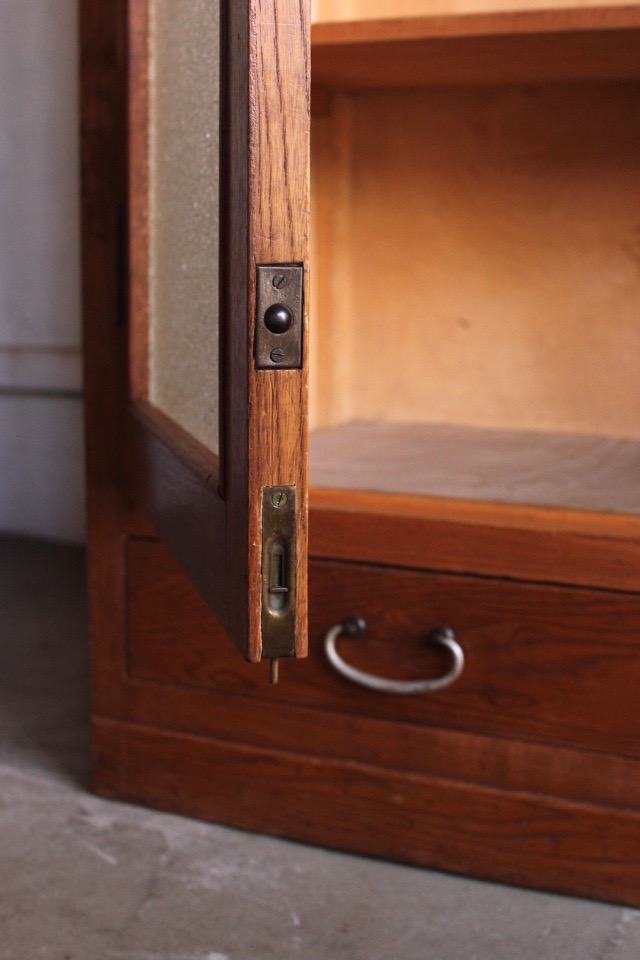 ダイヤガラスの戸棚