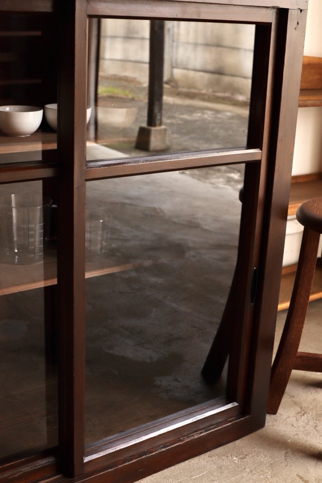 ガラス引戸棚