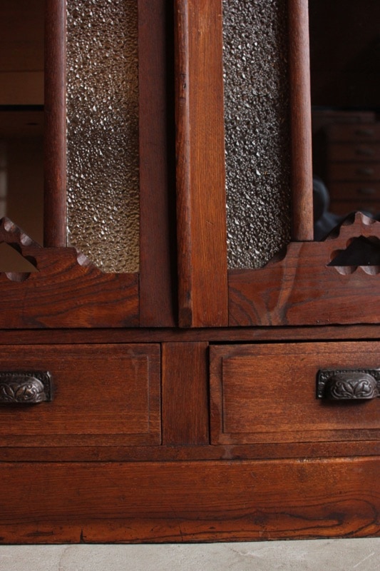 古いガラス戸棚×木製小引き出し3杯 W140 引き出し3個付きガラス引き戸の棚。サイズオーダー可