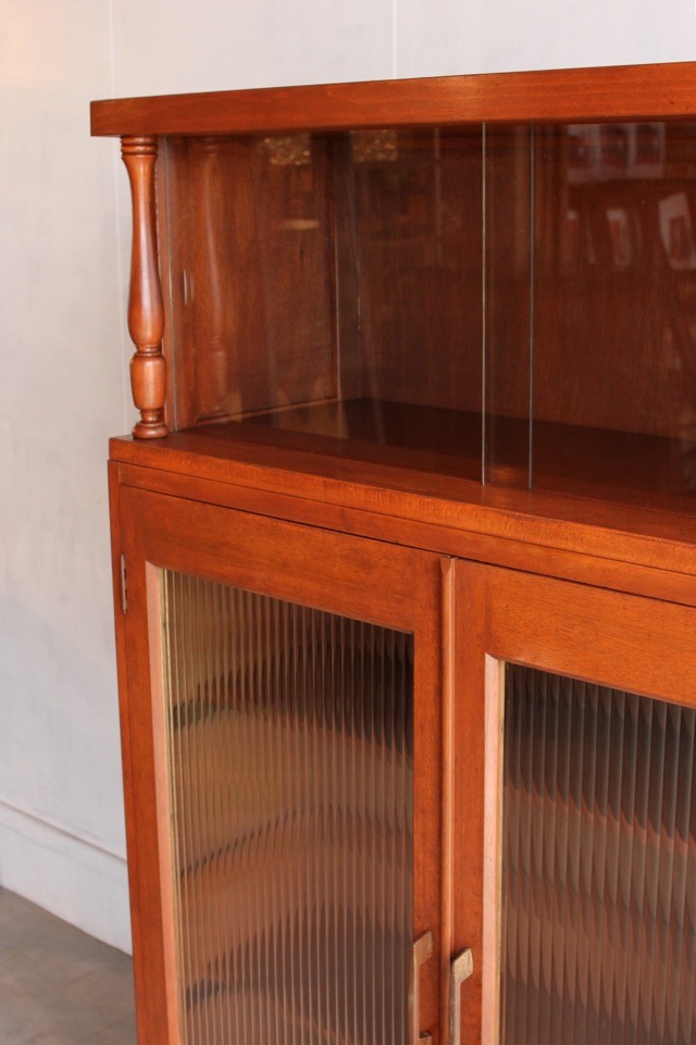 モールガラスの戸棚