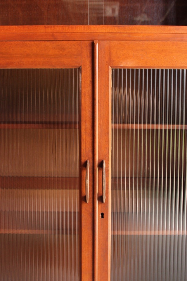 モールガラスの戸棚