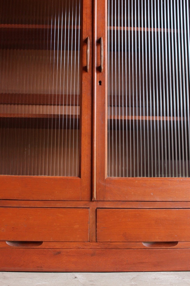 モールガラスの戸棚