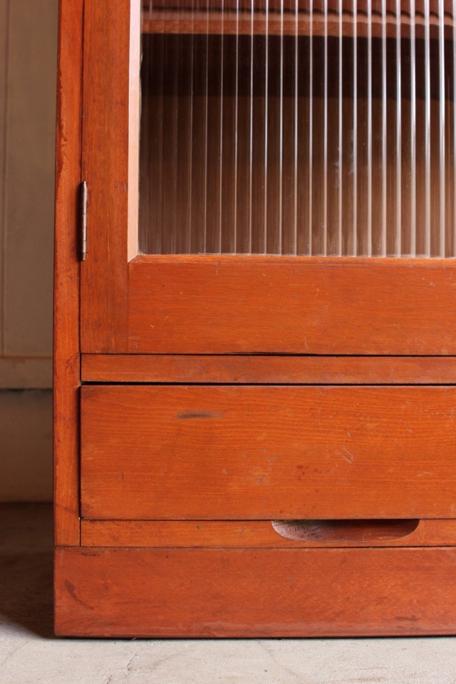 モールガラスの戸棚