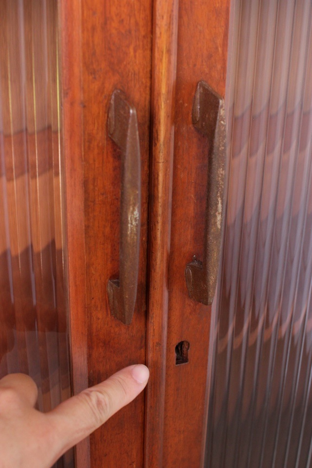 モールガラスの戸棚