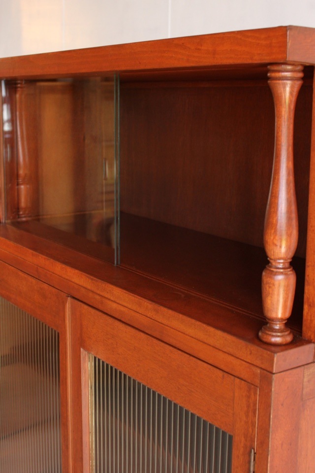 モールガラスの戸棚