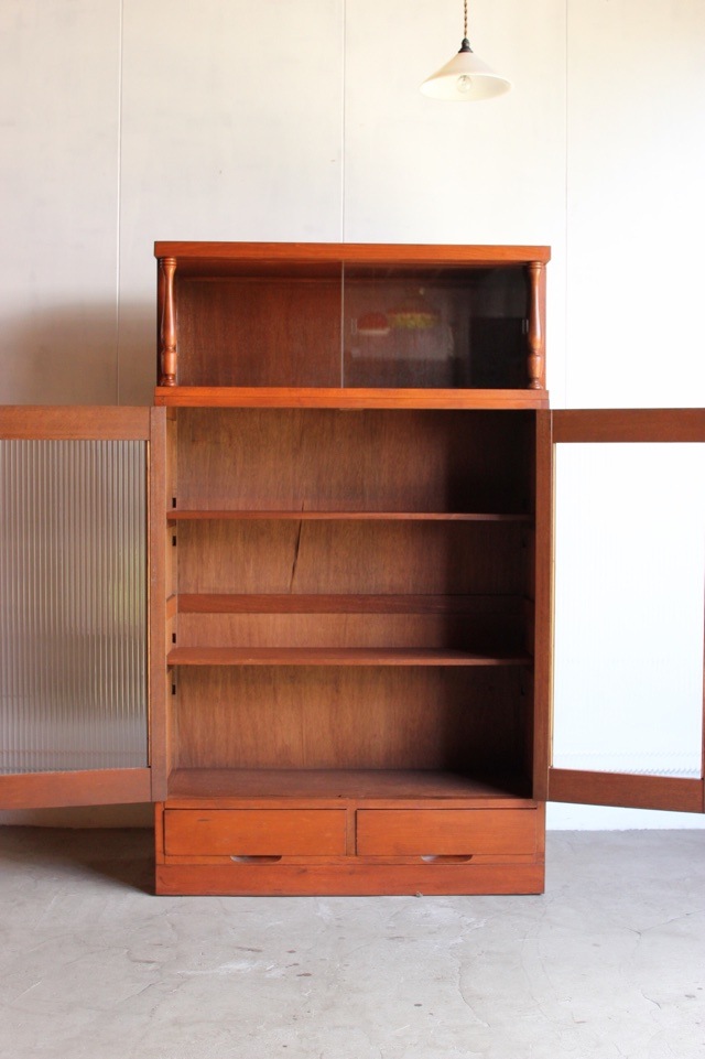 モールガラスの戸棚