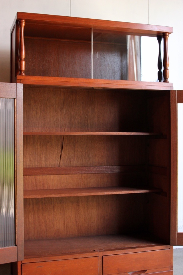 モールガラスの戸棚