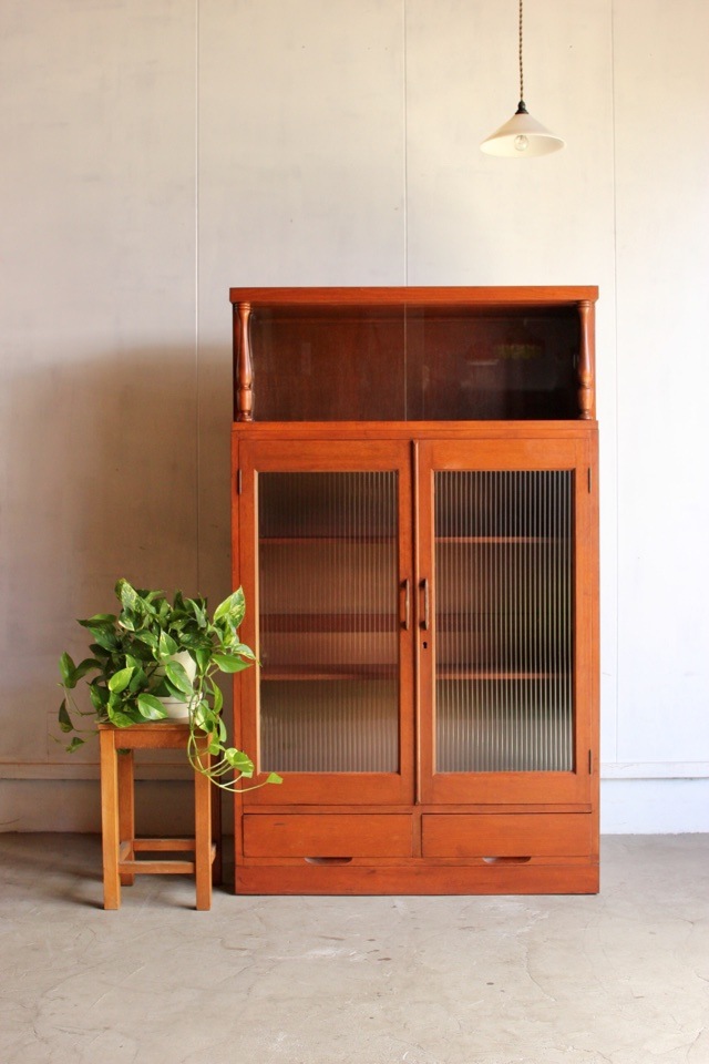 モールガラスの戸棚