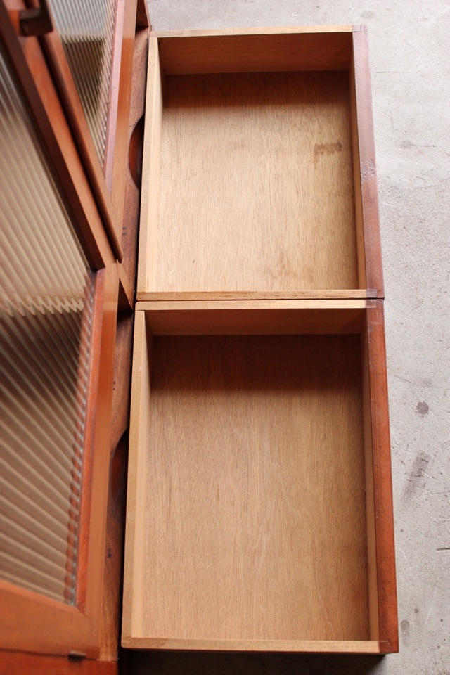 モールガラスの戸棚