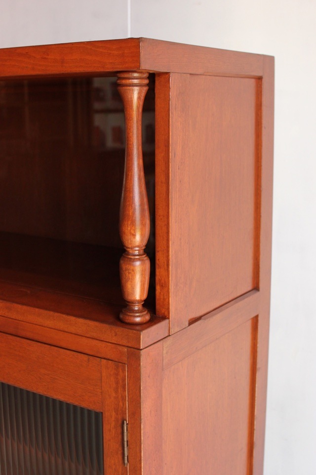 モールガラスの戸棚