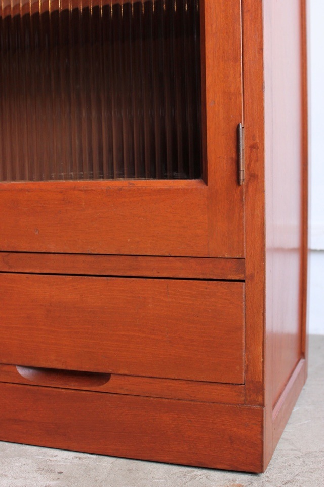 モールガラスの戸棚