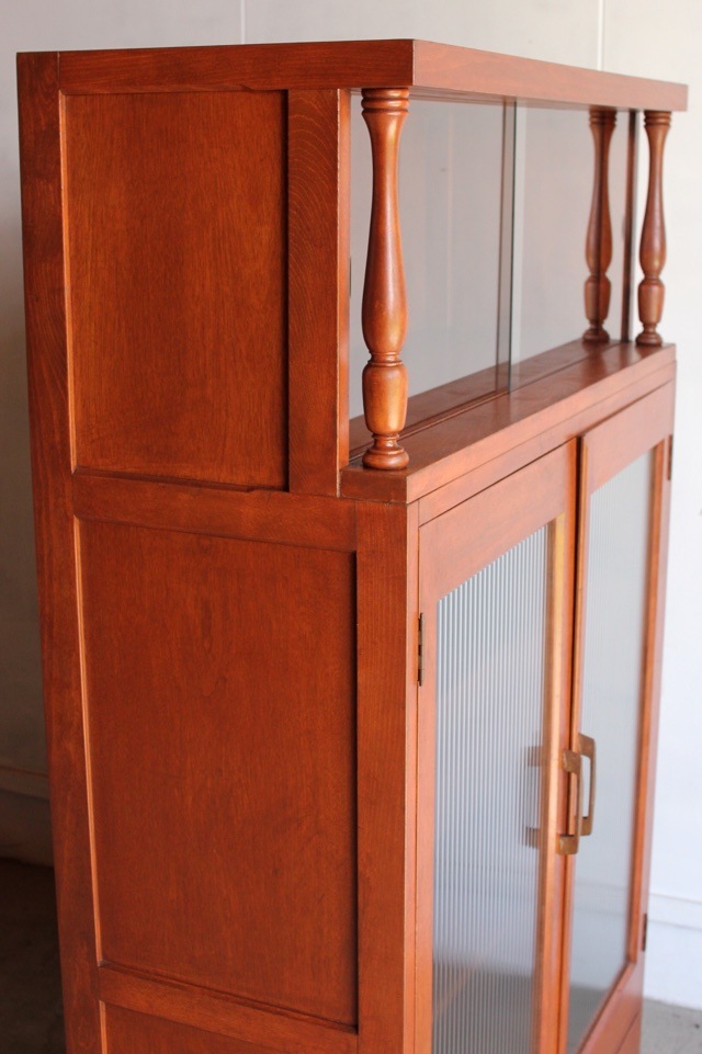 モールガラスの戸棚