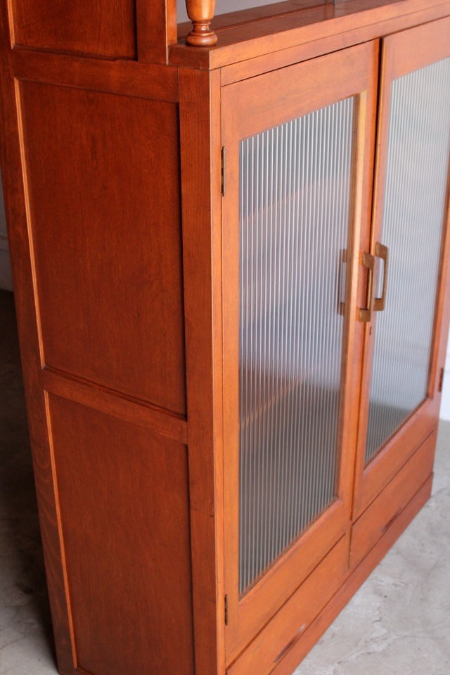 モールガラスの戸棚