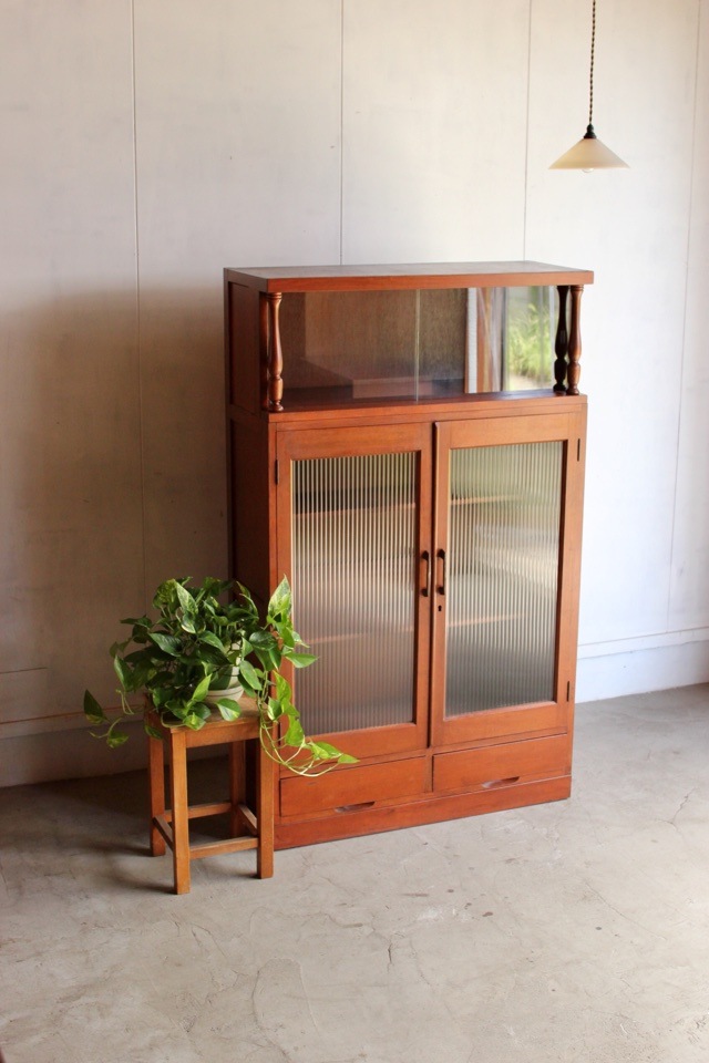 モールガラスの戸棚