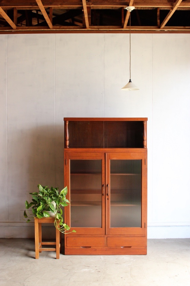 モールガラスの戸棚