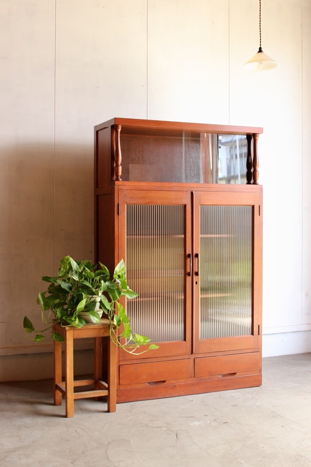 モールガラスの戸棚