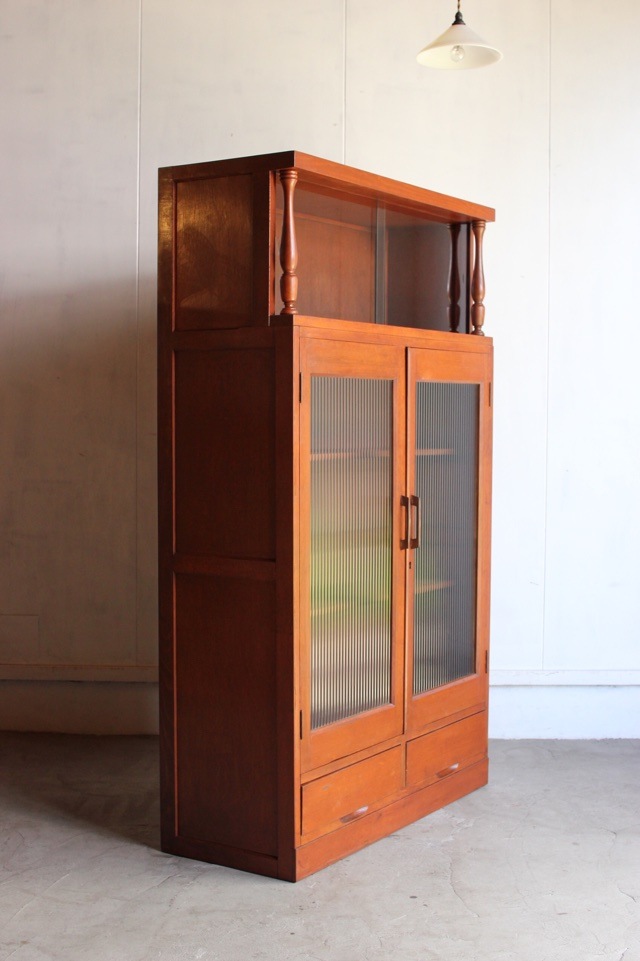 モールガラスの戸棚