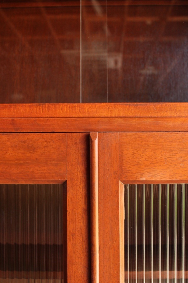 モールガラスの戸棚