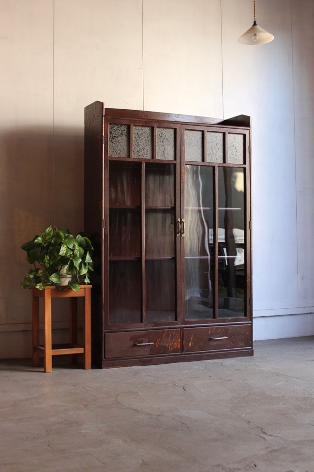 アンティーク　ガラス戸棚 2025.10.27 違い棚が付いたガラス開戸棚 size:約W810*H915*D280mm