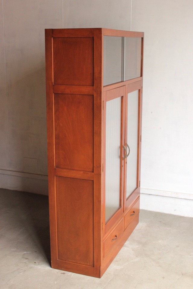 モールガラスの戸棚