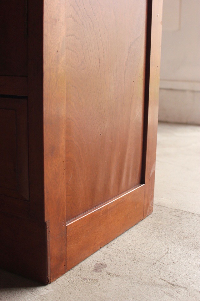 モールガラスの戸棚