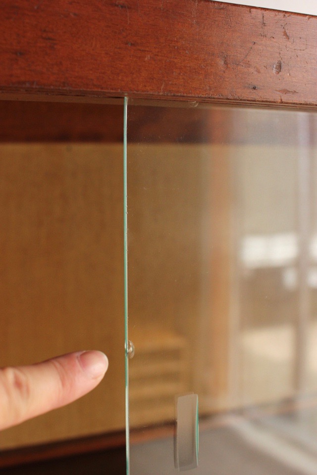 モールガラスの戸棚