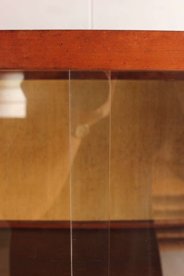 モールガラスの戸棚