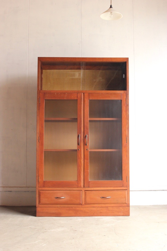 モールガラスの戸棚