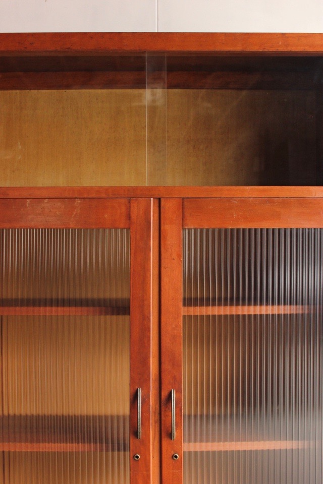 モールガラスの戸棚