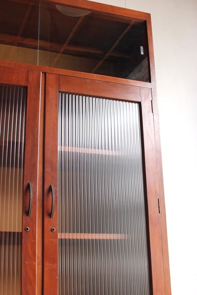 モールガラスの戸棚