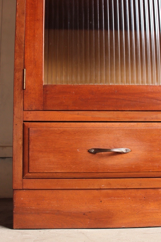 モールガラスの戸棚