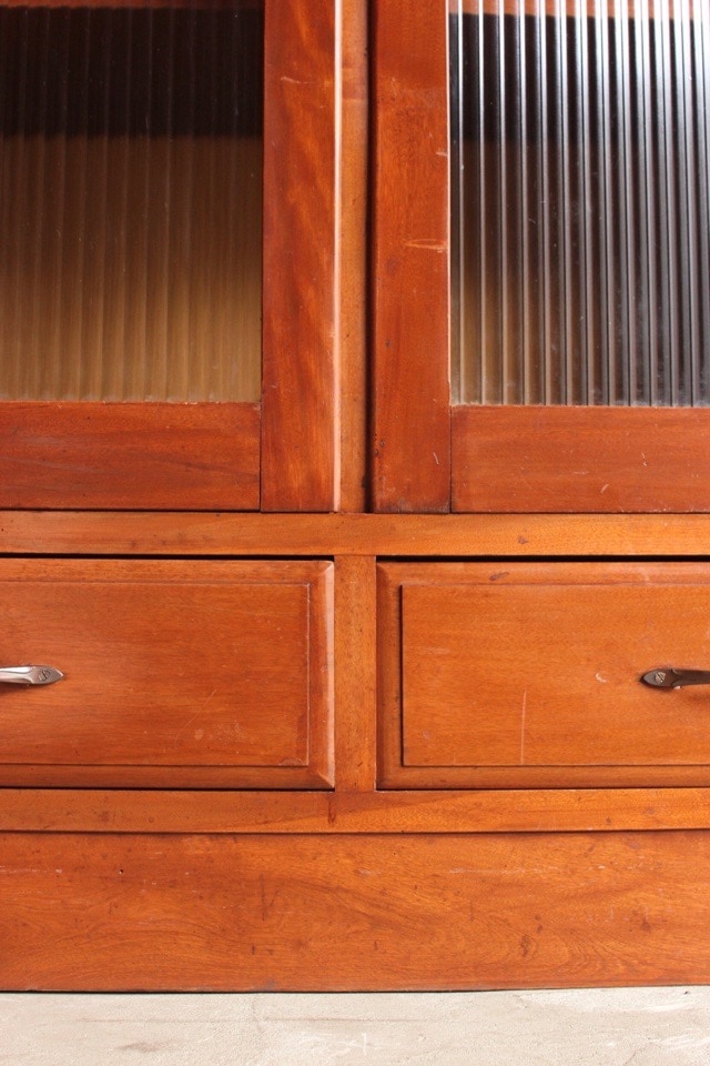 モールガラスの戸棚