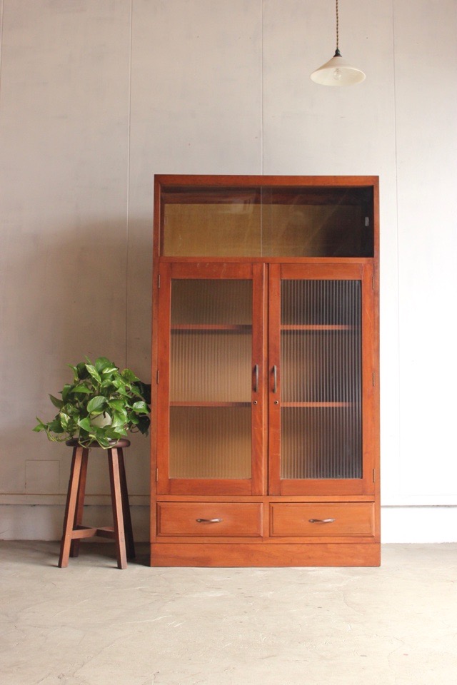 モールガラスの戸棚