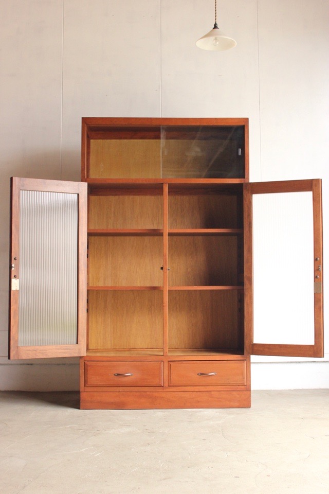 モールガラスの戸棚