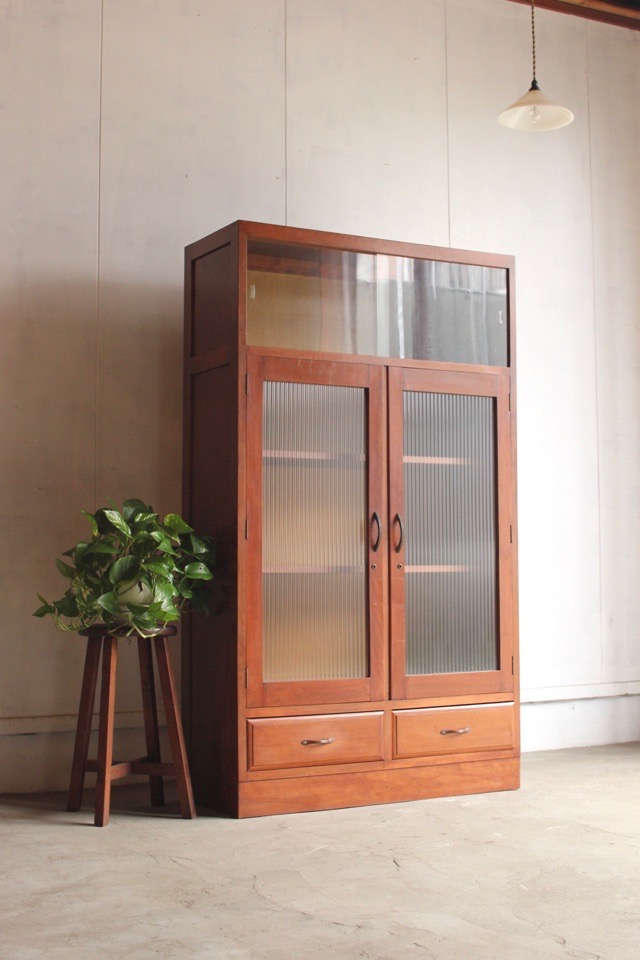 モールガラスの戸棚